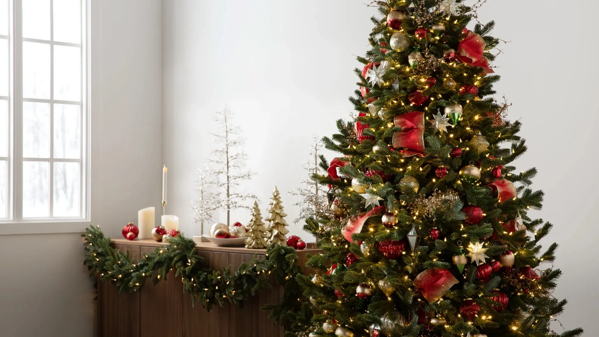 Christmas Designers Store -Christmas Designers Store 03 BH Fraser Fir Flip BHUS Holiday Campaign 2020 02 Mobile Homepage Zoom BG